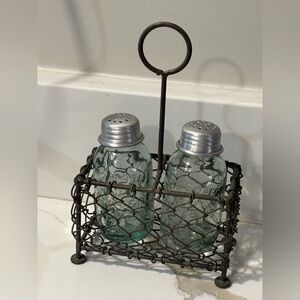 Rare Mason Jar Salt and Pepper Shakers in Wire Carrier Set New
